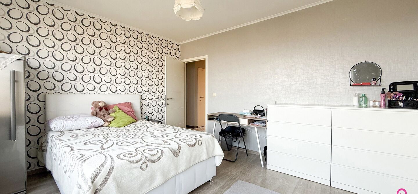 Ben jij op zoek naar een instapklaar appartement met 3 slaapkamers, een ruim terras en een prachtig uitzicht? Lees dan zeker verder.

Op de Zonneweeldelaan te Genk vinden we dit knappe appartement terug op de14de verdieping.
Het gaat hier werkelijkheid om