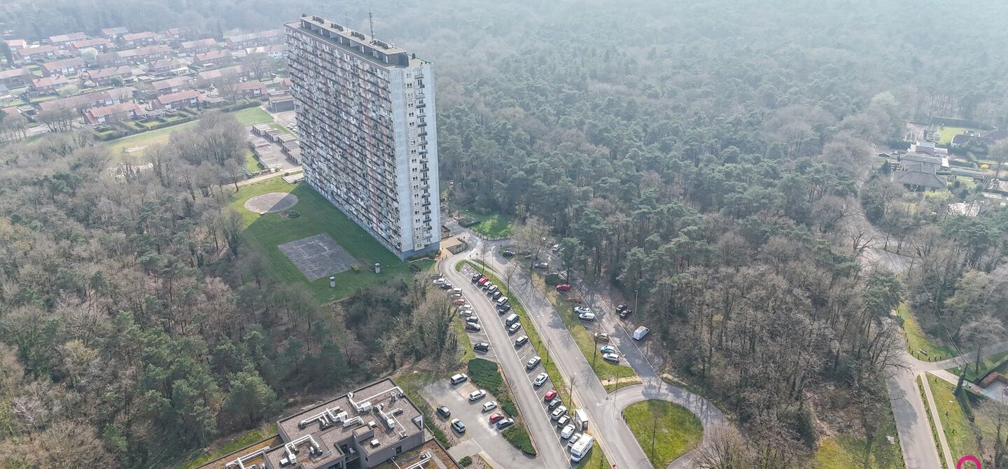 Ben jij op zoek naar een instapklaar appartement met 3 slaapkamers, een ruim terras en een prachtig uitzicht? Lees dan zeker verder.

Op de Zonneweeldelaan te Genk vinden we dit knappe appartement terug op de14de verdieping.
Het gaat hier werkelijkheid om