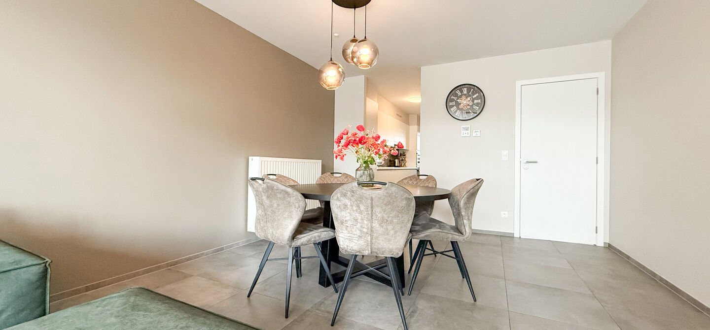 Bij ImmoFusion 7/7 “open huis” : klik op onze 3D-TOUR.

Ervaar vastgoed alsof je er zelf doorloopt!

Op zoek naar een recent, energiezuinig en instapklaar appartement? Dan is dit pareltje uit 2022 misschien wel jouw nieuwe thuis! Gelegen op de Koolmij