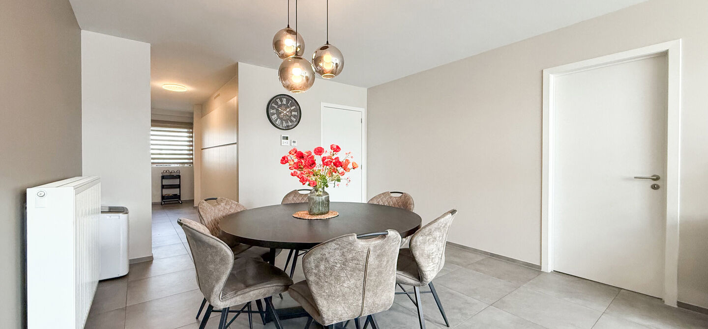 Bij ImmoFusion 7/7 “open huis” : klik op onze 3D-TOUR.

Ervaar vastgoed alsof je er zelf doorloopt!

Op zoek naar een recent, energiezuinig en instapklaar appartement? Dan is dit pareltje uit 2022 misschien wel jouw nieuwe thuis! Gelegen op de Koolmij