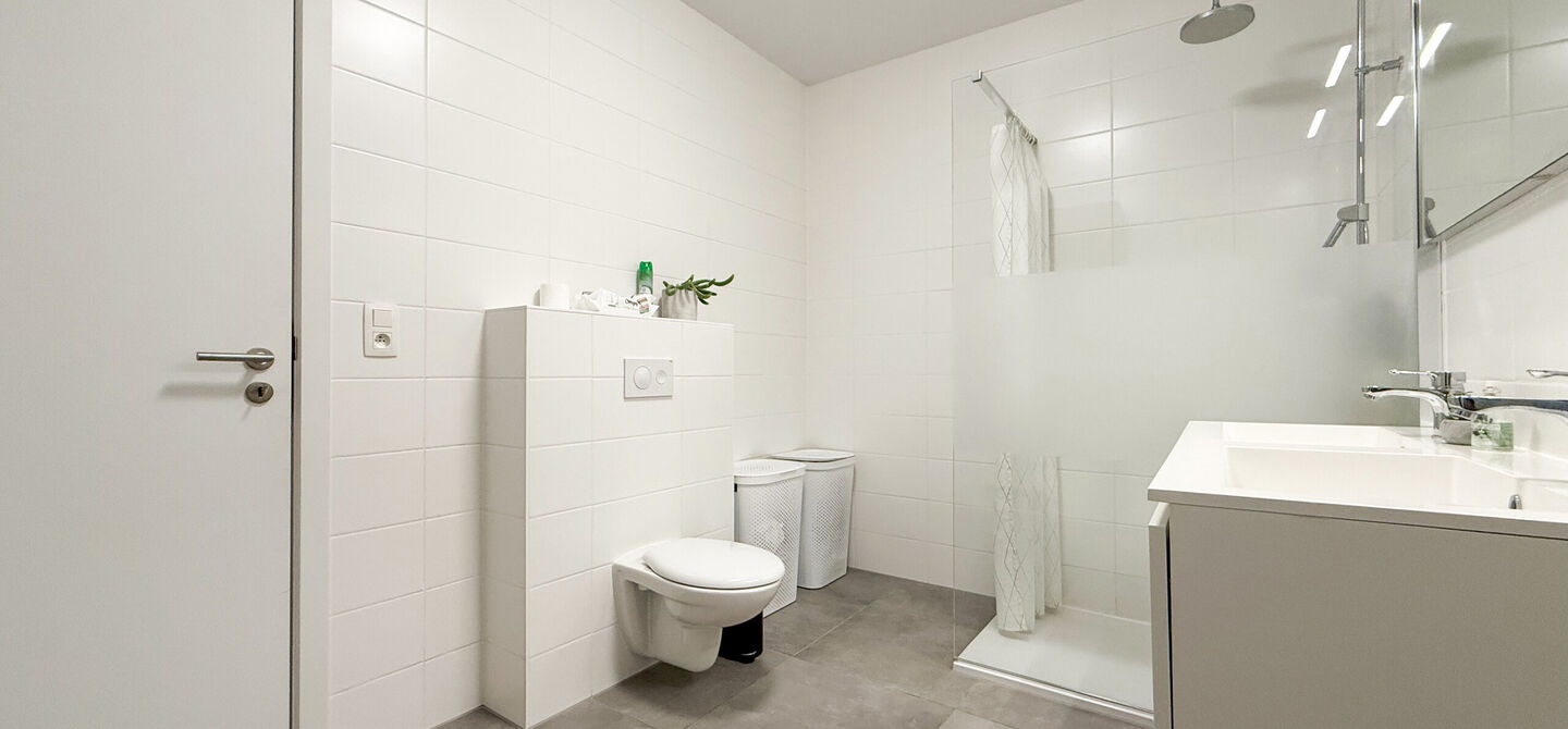 Bij ImmoFusion 7/7 “open huis” : klik op onze 3D-TOUR.

Ervaar vastgoed alsof je er zelf doorloopt!

Op zoek naar een recent, energiezuinig en instapklaar appartement? Dan is dit pareltje uit 2022 misschien wel jouw nieuwe thuis! Gelegen op de Koolmij