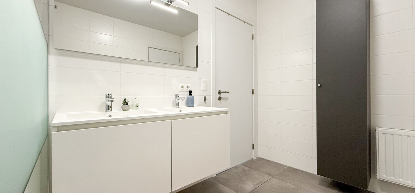 Bij ImmoFusion 7/7 “open huis” : klik op onze 3D-TOUR.

Ervaar vastgoed alsof je er zelf doorloopt!

Op zoek naar een recent, energiezuinig en instapklaar appartement? Dan is dit pareltje uit 2022 misschien wel jouw nieuwe thuis! Gelegen op de Koolmij