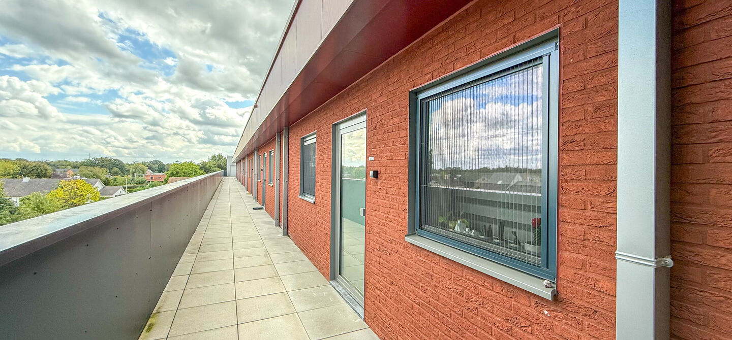 Bij ImmoFusion 7/7 “open huis” : klik op onze 3D-TOUR.

Ervaar vastgoed alsof je er zelf doorloopt!

Op zoek naar een recent, energiezuinig en instapklaar appartement? Dan is dit pareltje uit 2022 misschien wel jouw nieuwe thuis! Gelegen op de Koolmij