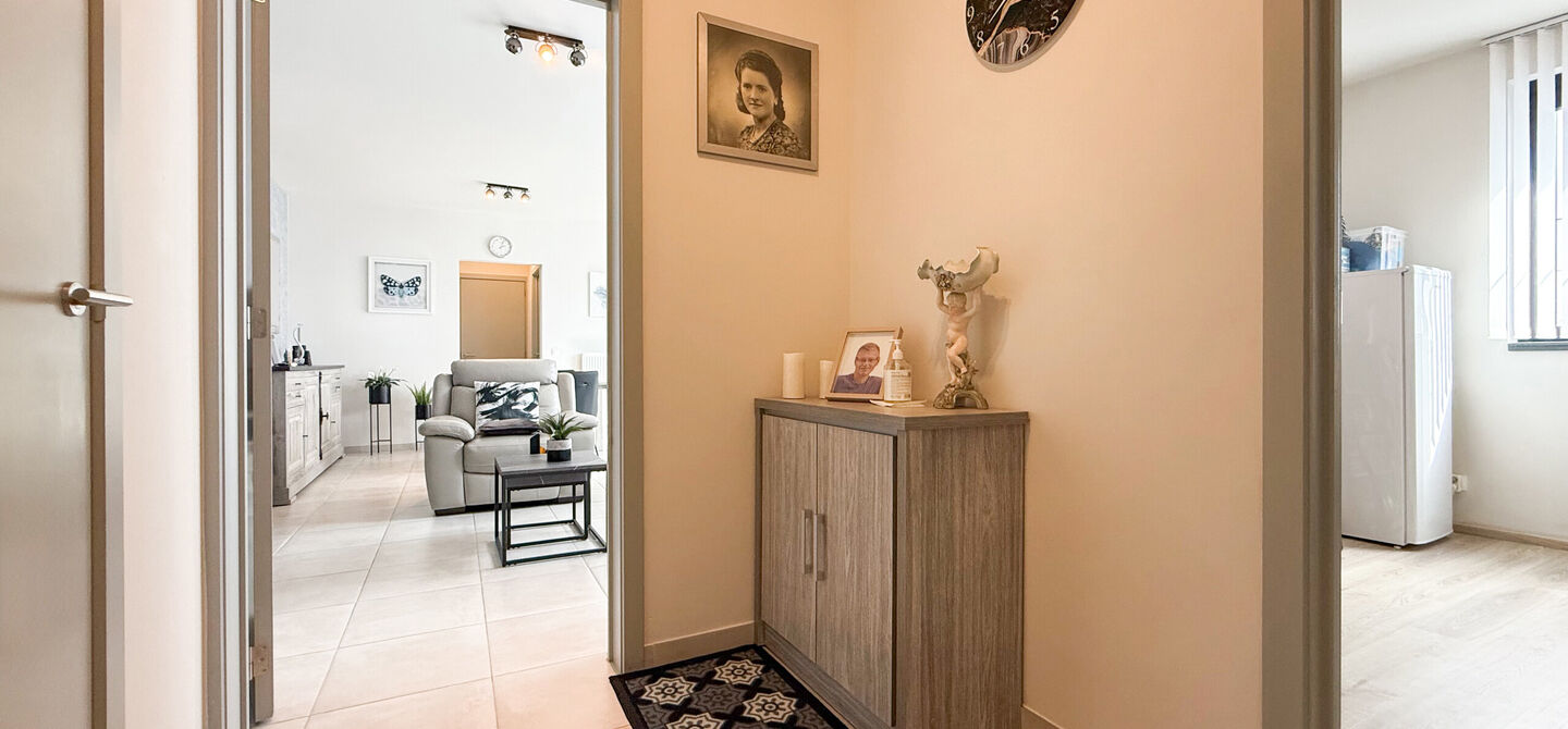 Ervaar bij ImmoFusion 7/7 &ldquo;open huis&rdquo; : klik op onze 3D-TOUR.
Ervaar vastgoed alsof je er zelf doorloopt!

Welkom in dit recent en energiezuinig appartement, gebouwd in 2022, ideaal gelegen in het centrum van Heusden. Dit instapklare appartement combi