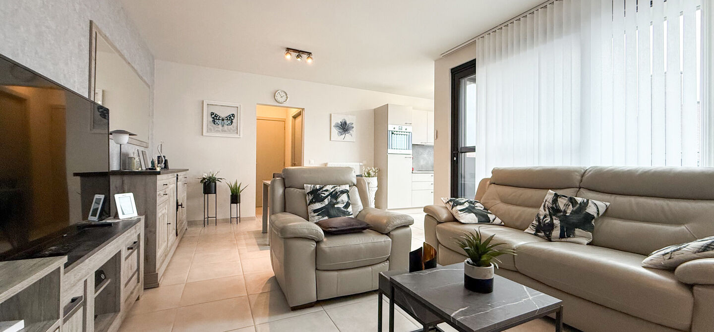 Ervaar bij ImmoFusion 7/7 &ldquo;open huis&rdquo; : klik op onze 3D-TOUR.
Ervaar vastgoed alsof je er zelf doorloopt!

Welkom in dit recent en energiezuinig appartement, gebouwd in 2022, ideaal gelegen in het centrum van Heusden. Dit instapklare appartement combi