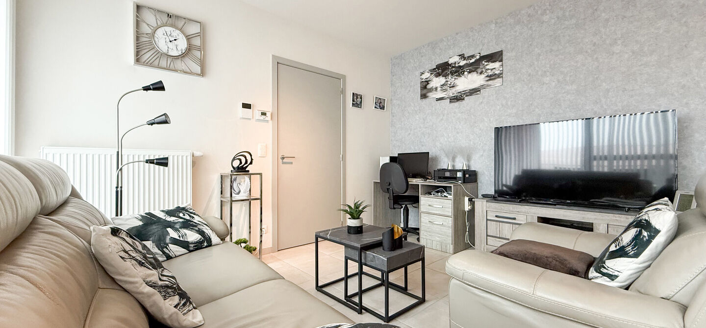 Ervaar bij ImmoFusion 7/7 &ldquo;open huis&rdquo; : klik op onze 3D-TOUR.
Ervaar vastgoed alsof je er zelf doorloopt!

Welkom in dit recent en energiezuinig appartement, gebouwd in 2022, ideaal gelegen in het centrum van Heusden. Dit instapklare appartement combi