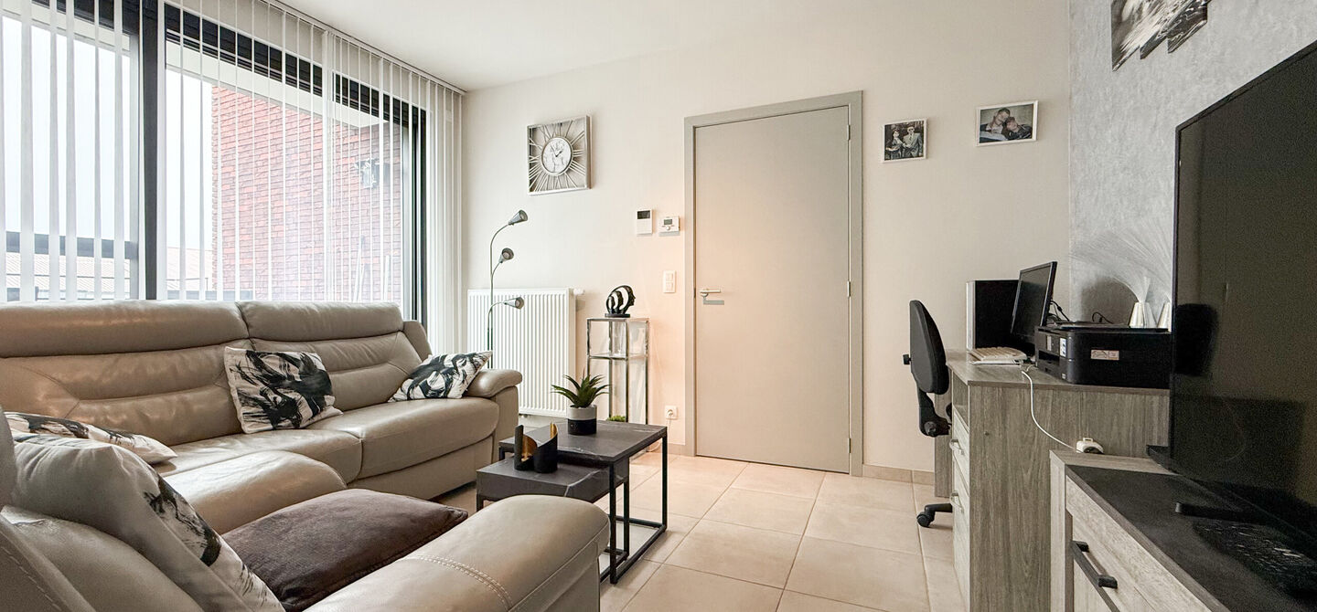 Ervaar bij ImmoFusion 7/7 &ldquo;open huis&rdquo; : klik op onze 3D-TOUR.
Ervaar vastgoed alsof je er zelf doorloopt!

Welkom in dit recent en energiezuinig appartement, gebouwd in 2022, ideaal gelegen in het centrum van Heusden. Dit instapklare appartement combi