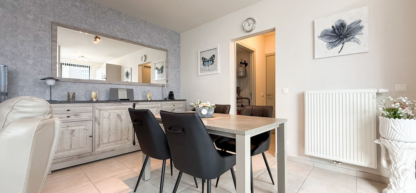 Ervaar bij ImmoFusion 7/7 &ldquo;open huis&rdquo; : klik op onze 3D-TOUR.
Ervaar vastgoed alsof je er zelf doorloopt!

Welkom in dit recent en energiezuinig appartement, gebouwd in 2022, ideaal gelegen in het centrum van Heusden. Dit instapklare appartement combi