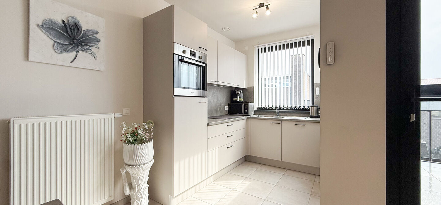 Ervaar bij ImmoFusion 7/7 &ldquo;open huis&rdquo; : klik op onze 3D-TOUR.
Ervaar vastgoed alsof je er zelf doorloopt!

Welkom in dit recent en energiezuinig appartement, gebouwd in 2022, ideaal gelegen in het centrum van Heusden. Dit instapklare appartement combi