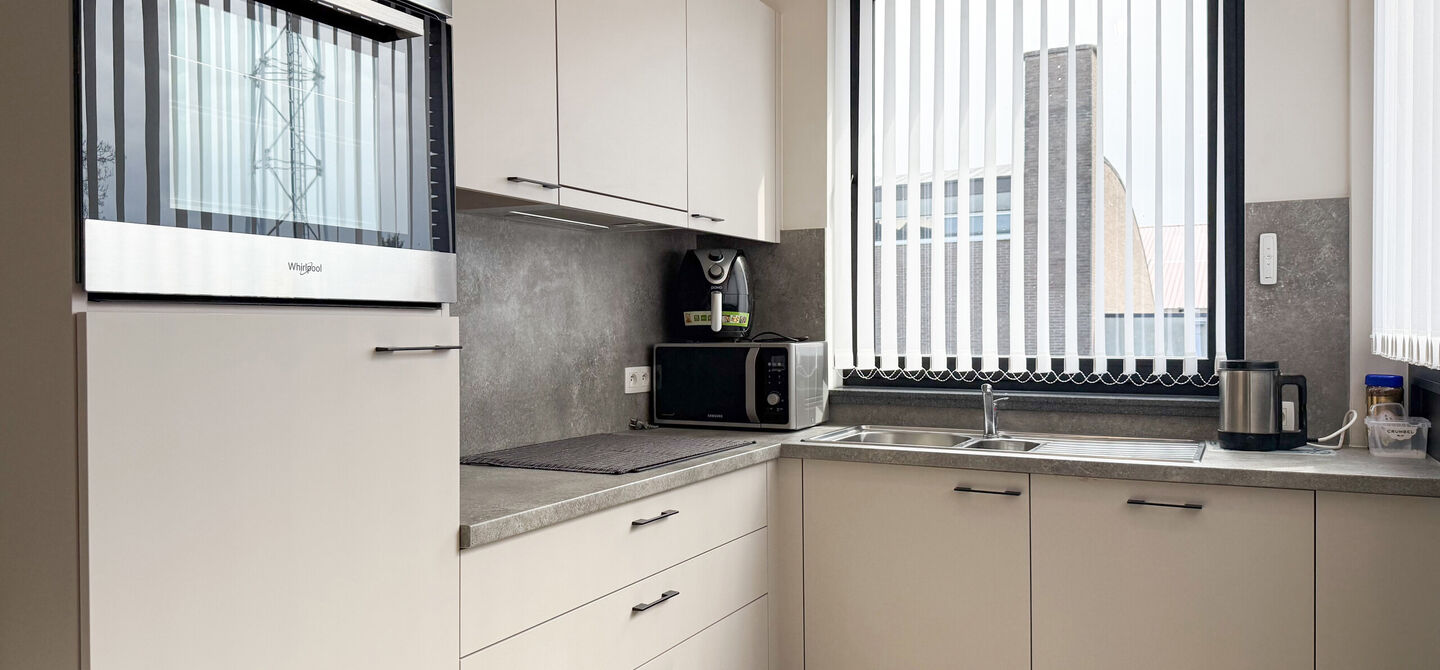 Ervaar bij ImmoFusion 7/7 &ldquo;open huis&rdquo; : klik op onze 3D-TOUR.
Ervaar vastgoed alsof je er zelf doorloopt!

Welkom in dit recent en energiezuinig appartement, gebouwd in 2022, ideaal gelegen in het centrum van Heusden. Dit instapklare appartement combi