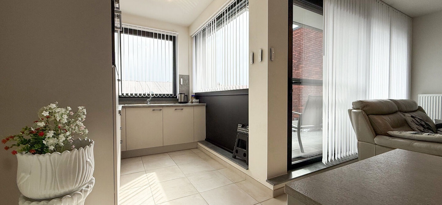 Ervaar bij ImmoFusion 7/7 &ldquo;open huis&rdquo; : klik op onze 3D-TOUR.
Ervaar vastgoed alsof je er zelf doorloopt!

Welkom in dit recent en energiezuinig appartement, gebouwd in 2022, ideaal gelegen in het centrum van Heusden. Dit instapklare appartement combi