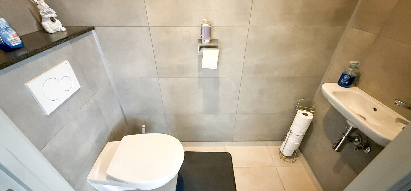 Ervaar bij ImmoFusion 7/7 &ldquo;open huis&rdquo; : klik op onze 3D-TOUR.
Ervaar vastgoed alsof je er zelf doorloopt!

Welkom in dit recent en energiezuinig appartement, gebouwd in 2022, ideaal gelegen in het centrum van Heusden. Dit instapklare appartement combi