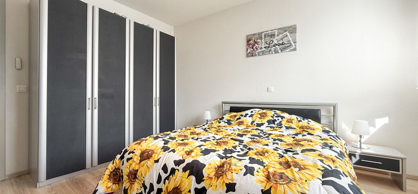 Ervaar bij ImmoFusion 7/7 &ldquo;open huis&rdquo; : klik op onze 3D-TOUR.
Ervaar vastgoed alsof je er zelf doorloopt!

Welkom in dit recent en energiezuinig appartement, gebouwd in 2022, ideaal gelegen in het centrum van Heusden. Dit instapklare appartement combi