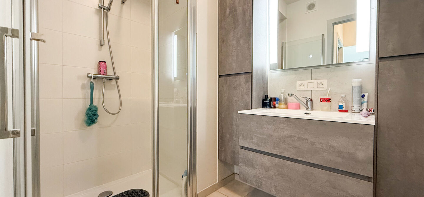 Ervaar bij ImmoFusion 7/7 &ldquo;open huis&rdquo; : klik op onze 3D-TOUR.
Ervaar vastgoed alsof je er zelf doorloopt!

Welkom in dit recent en energiezuinig appartement, gebouwd in 2022, ideaal gelegen in het centrum van Heusden. Dit instapklare appartement combi