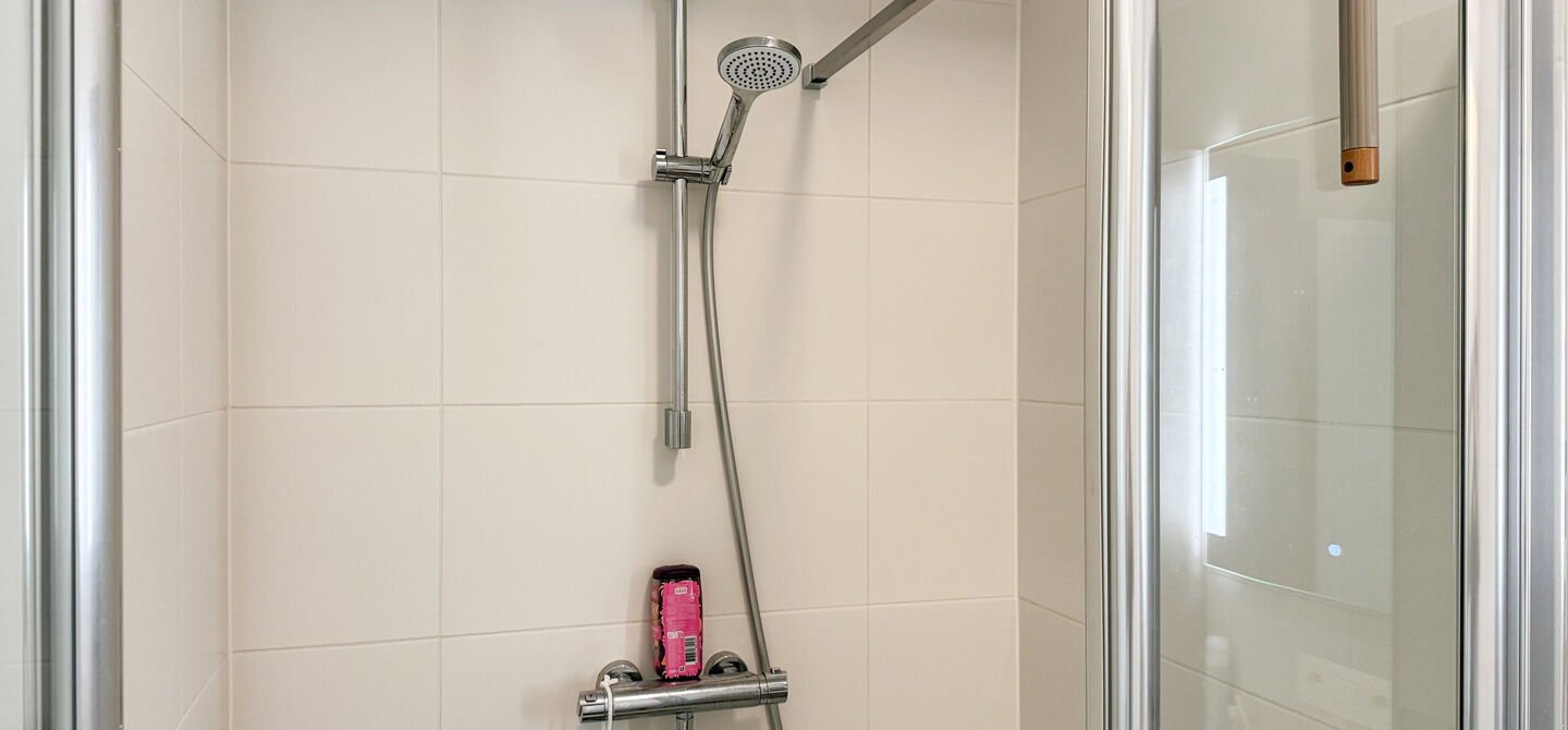 Ervaar bij ImmoFusion 7/7 &ldquo;open huis&rdquo; : klik op onze 3D-TOUR.
Ervaar vastgoed alsof je er zelf doorloopt!

Welkom in dit recent en energiezuinig appartement, gebouwd in 2022, ideaal gelegen in het centrum van Heusden. Dit instapklare appartement combi