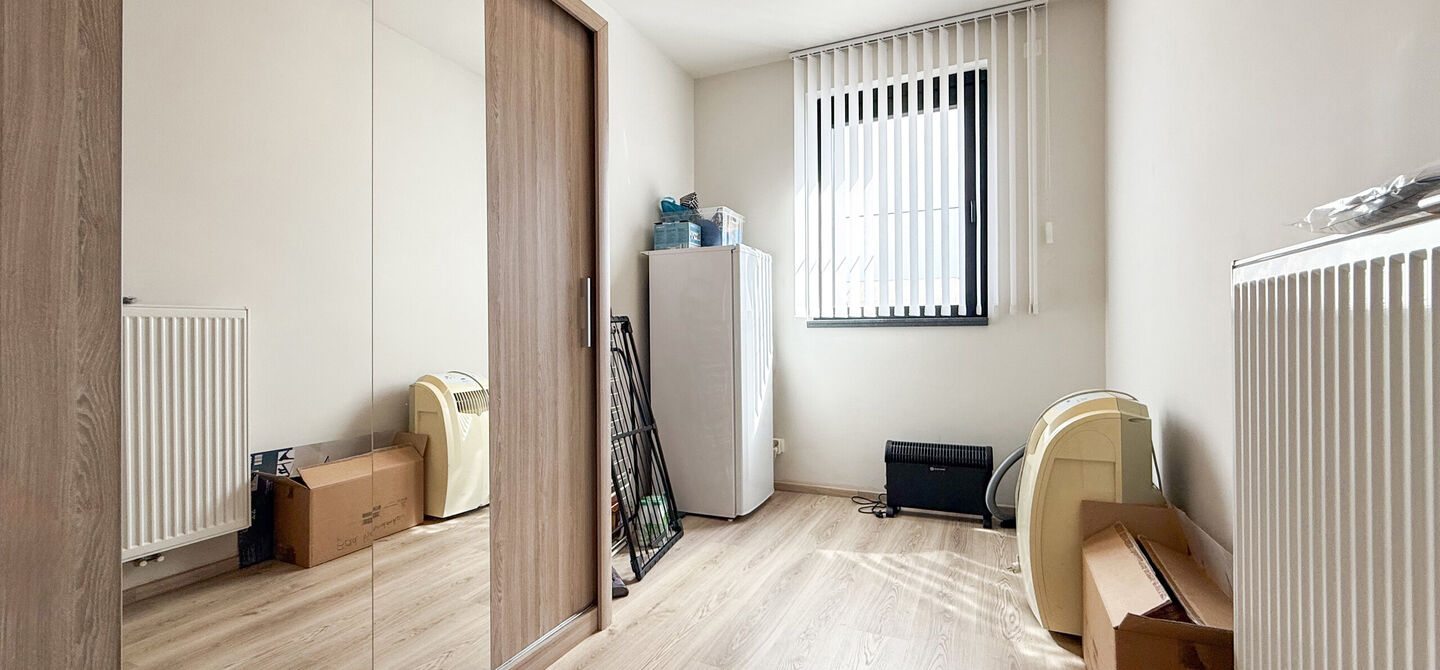 Ervaar bij ImmoFusion 7/7 &ldquo;open huis&rdquo; : klik op onze 3D-TOUR.
Ervaar vastgoed alsof je er zelf doorloopt!

Welkom in dit recent en energiezuinig appartement, gebouwd in 2022, ideaal gelegen in het centrum van Heusden. Dit instapklare appartement combi