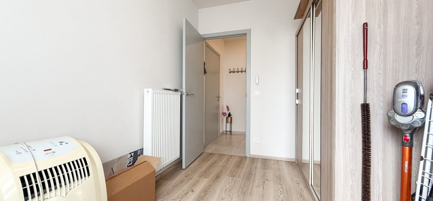 Ervaar bij ImmoFusion 7/7 &ldquo;open huis&rdquo; : klik op onze 3D-TOUR.
Ervaar vastgoed alsof je er zelf doorloopt!

Welkom in dit recent en energiezuinig appartement, gebouwd in 2022, ideaal gelegen in het centrum van Heusden. Dit instapklare appartement combi