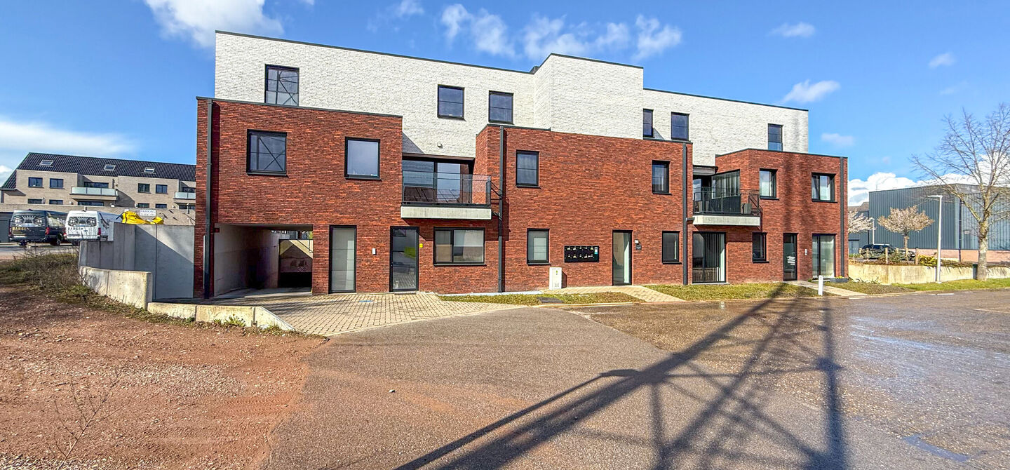 Ervaar bij ImmoFusion 7/7 &ldquo;open huis&rdquo; : klik op onze 3D-TOUR.
Ervaar vastgoed alsof je er zelf doorloopt!

Welkom in dit recent en energiezuinig appartement, gebouwd in 2022, ideaal gelegen in het centrum van Heusden. Dit instapklare appartement combi