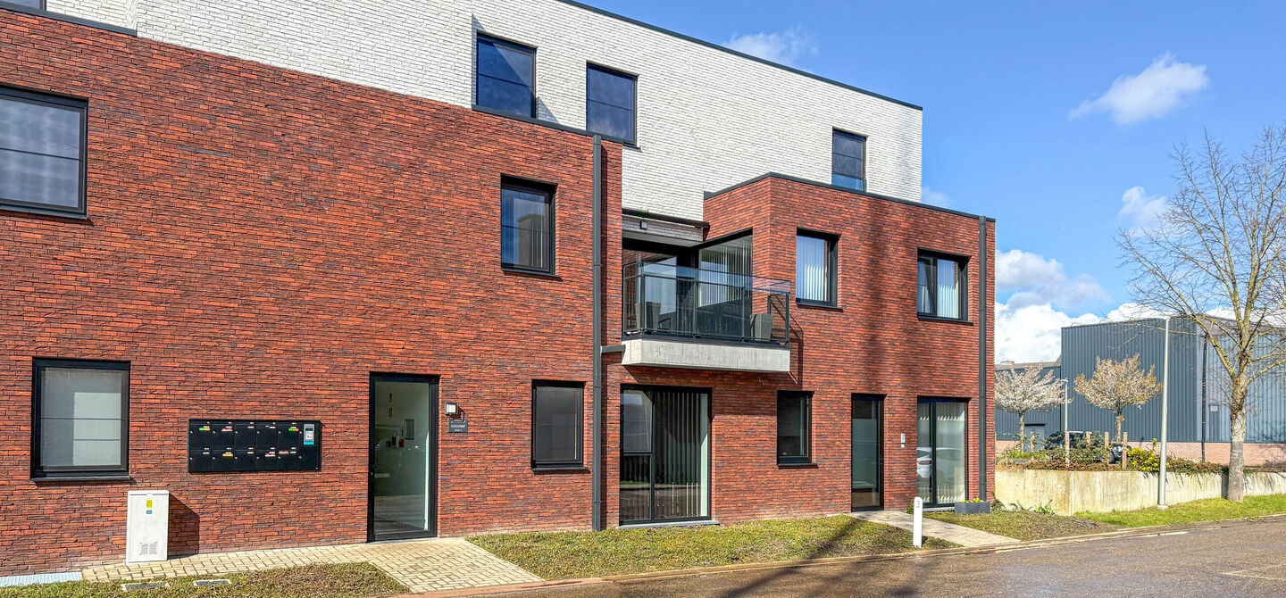 Ervaar bij ImmoFusion 7/7 &ldquo;open huis&rdquo; : klik op onze 3D-TOUR.
Ervaar vastgoed alsof je er zelf doorloopt!

Welkom in dit recent en energiezuinig appartement, gebouwd in 2022, ideaal gelegen in het centrum van Heusden. Dit instapklare appartement combi