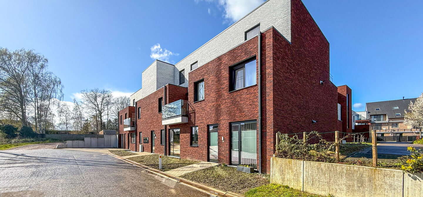 Ervaar bij ImmoFusion 7/7 &ldquo;open huis&rdquo; : klik op onze 3D-TOUR.
Ervaar vastgoed alsof je er zelf doorloopt!

Welkom in dit recent en energiezuinig appartement, gebouwd in 2022, ideaal gelegen in het centrum van Heusden. Dit instapklare appartement combi