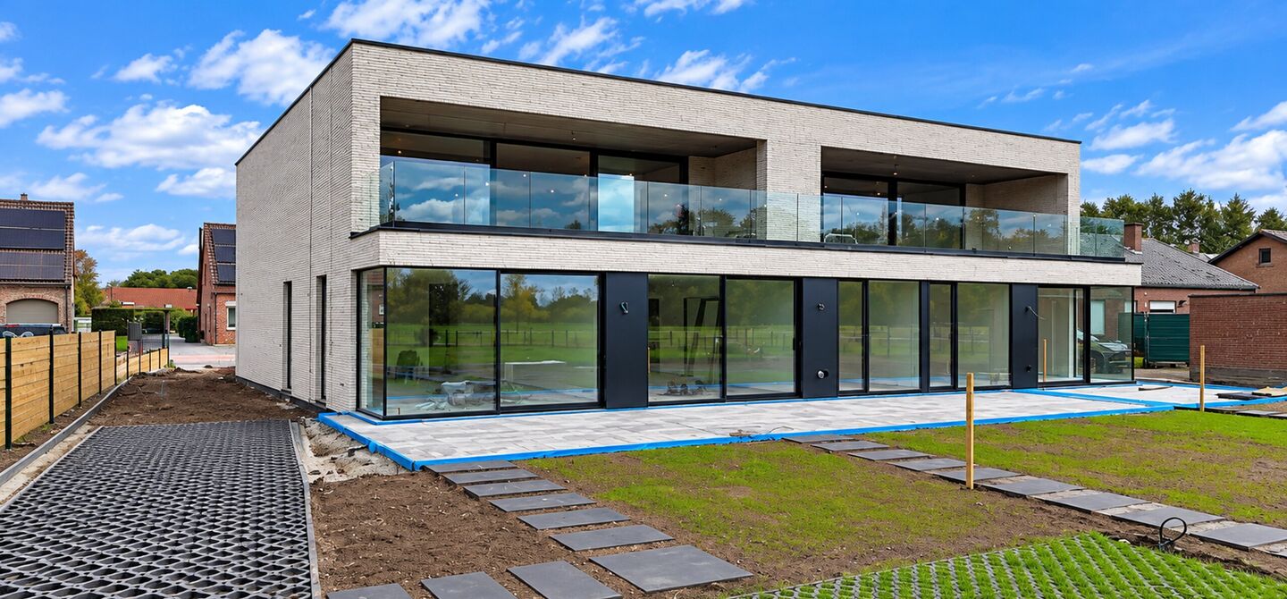 Stijlvol wonen, omringd door rust en natuur, met alle comfort van hedendaags nieuwbouw.
Stel je voor: wakker worden in een groene omgeving, genieten van je ochtendkoffie op je eigen terras en na een drukke dag helemaal tot rust komen in je eigen tuin. Da