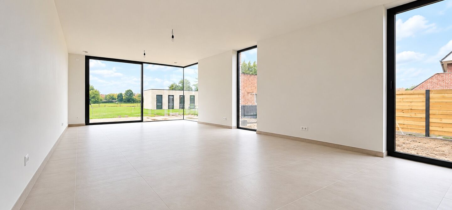 Stijlvol wonen, omringd door rust en natuur, met alle comfort van hedendaags nieuwbouw.
Stel je voor: wakker worden in een groene omgeving, genieten van je ochtendkoffie op je eigen terras en na een drukke dag helemaal tot rust komen in je eigen tuin. Da