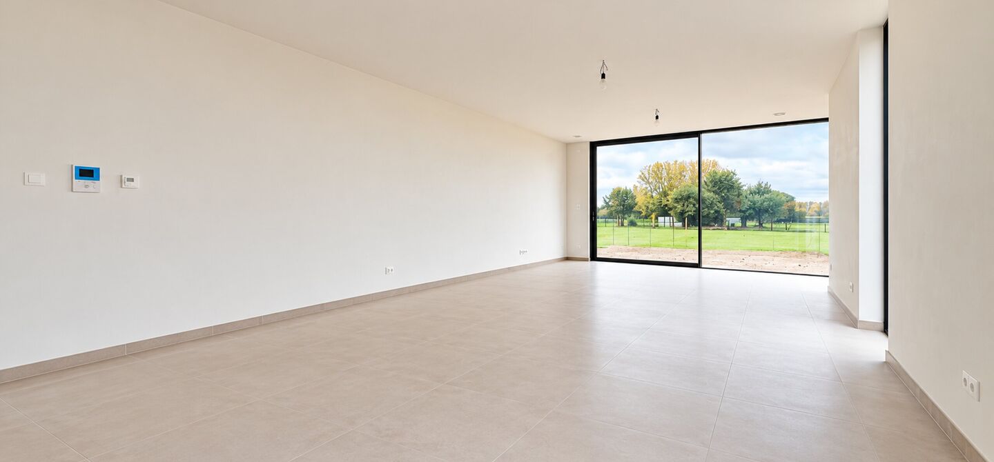Stijlvol wonen, omringd door rust en natuur, met alle comfort van hedendaags nieuwbouw.
Stel je voor: wakker worden in een groene omgeving, genieten van je ochtendkoffie op je eigen terras en na een drukke dag helemaal tot rust komen in je eigen tuin. Da