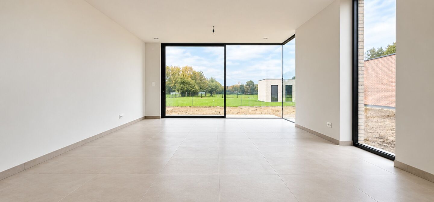 Stijlvol wonen, omringd door rust en natuur, met alle comfort van hedendaags nieuwbouw.
Stel je voor: wakker worden in een groene omgeving, genieten van je ochtendkoffie op je eigen terras en na een drukke dag helemaal tot rust komen in je eigen tuin. Da