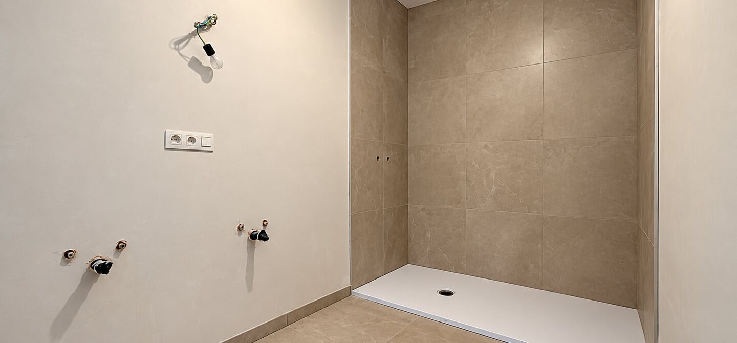 Stijlvol wonen, omringd door rust en natuur, met alle comfort van hedendaags nieuwbouw.
Stel je voor: wakker worden in een groene omgeving, genieten van je ochtendkoffie op je eigen terras en na een drukke dag helemaal tot rust komen in je eigen tuin. Da