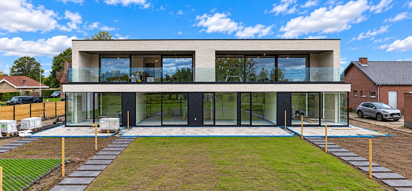 Stijlvol wonen, omringd door rust en natuur, met alle comfort van hedendaags nieuwbouw.
Stel je voor: wakker worden in een groene omgeving, genieten van je ochtendkoffie op je eigen terras en na een drukke dag helemaal tot rust komen in je eigen tuin. Da