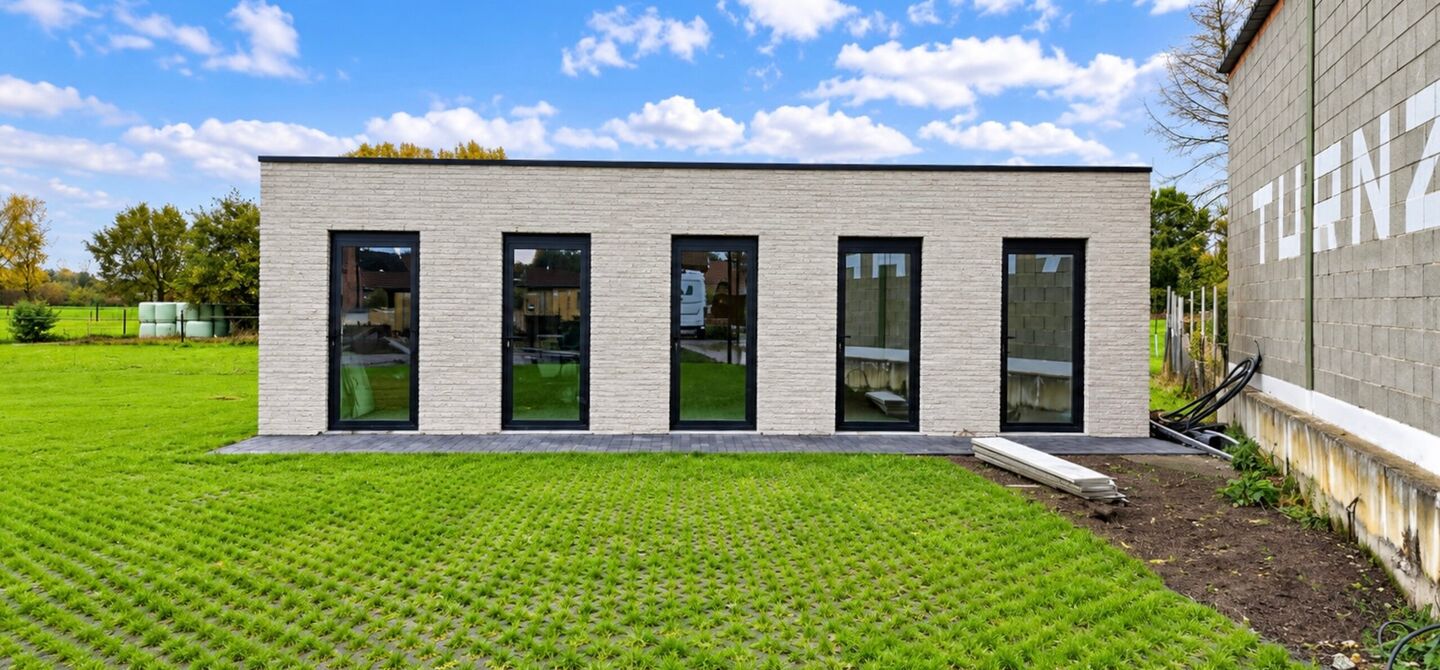 Stijlvol wonen, omringd door rust en natuur, met alle comfort van hedendaags nieuwbouw.
Stel je voor: wakker worden in een groene omgeving, genieten van je ochtendkoffie op je eigen terras en na een drukke dag helemaal tot rust komen in je eigen tuin. Da
