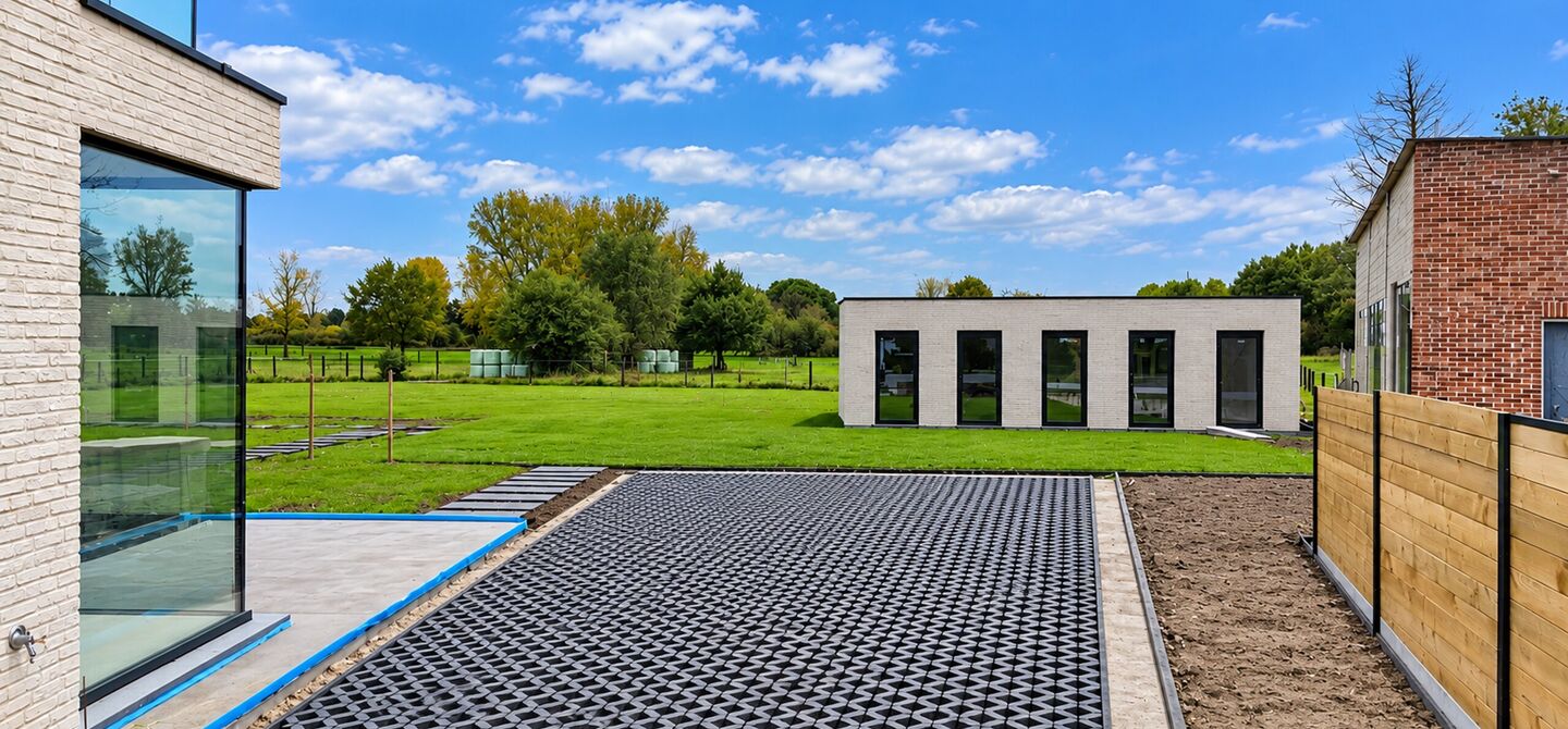 Stijlvol wonen, omringd door rust en natuur, met alle comfort van hedendaags nieuwbouw.
Stel je voor: wakker worden in een groene omgeving, genieten van je ochtendkoffie op je eigen terras en na een drukke dag helemaal tot rust komen in je eigen tuin. Da