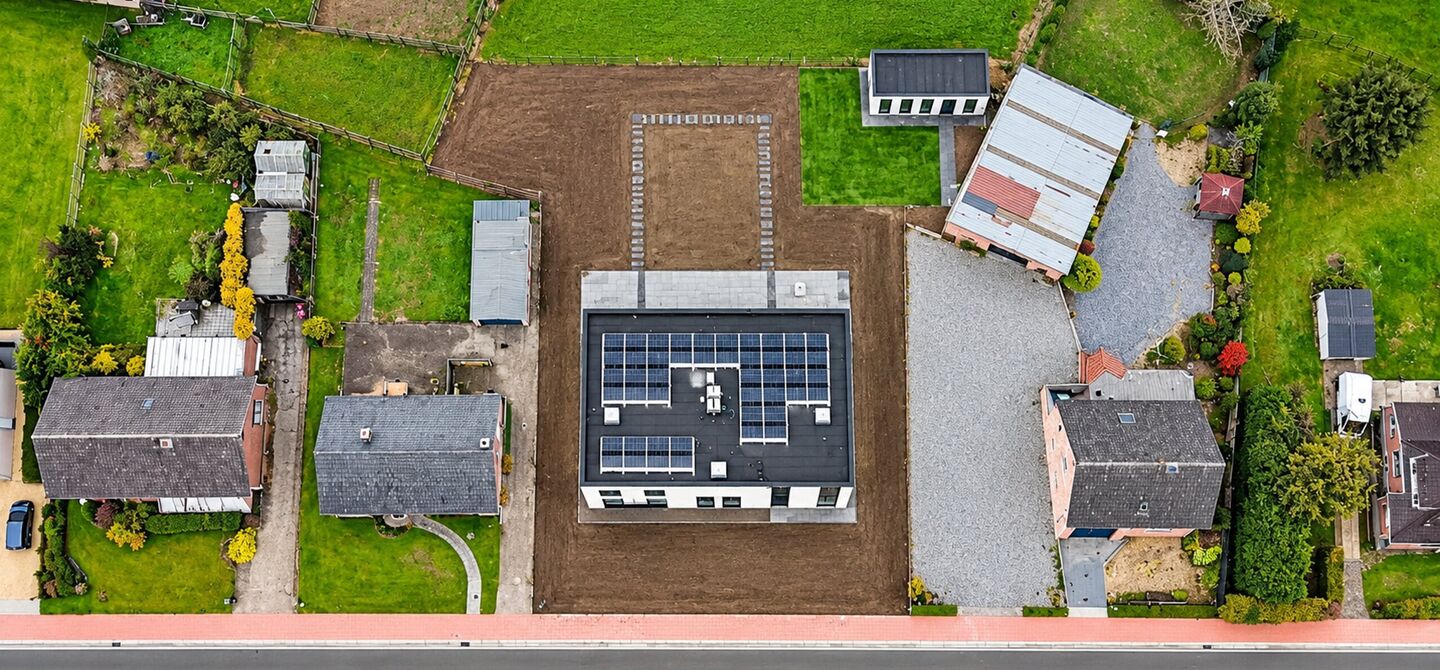 Stijlvol wonen, omringd door rust en natuur, met alle comfort van hedendaags nieuwbouw.
Stel je voor: wakker worden in een groene omgeving, genieten van je ochtendkoffie op je eigen terras en na een drukke dag helemaal tot rust komen in je eigen tuin. Da
