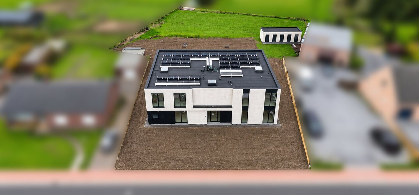Stijlvol wonen, omringd door rust en natuur, met alle comfort van hedendaags nieuwbouw.
Stel je voor: wakker worden in een groene omgeving, genieten van je ochtendkoffie op je eigen terras en na een drukke dag helemaal tot rust komen in je eigen tuin. Da