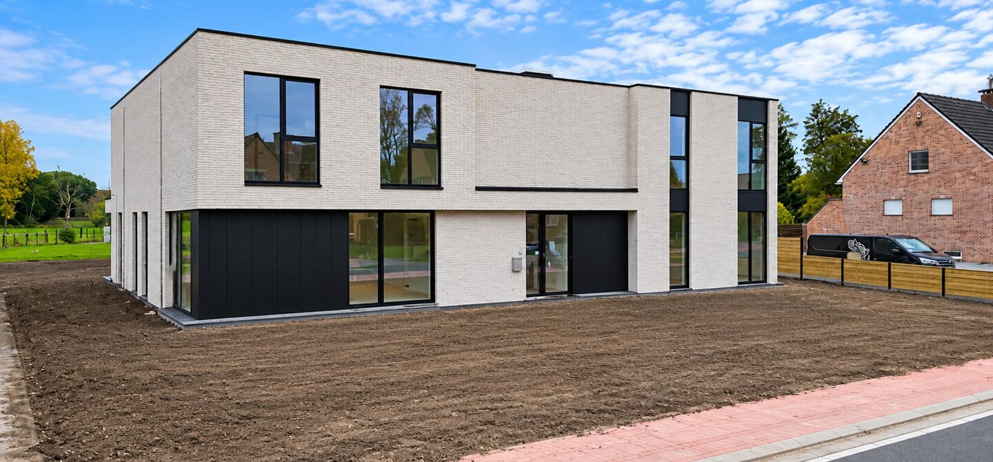 Stijlvol wonen, omringd door rust en natuur, met alle comfort van hedendaags nieuwbouw.
Stel je voor: wakker worden in een groene omgeving, genieten van je ochtendkoffie op je eigen terras en na een drukke dag helemaal tot rust komen in je eigen tuin. Da