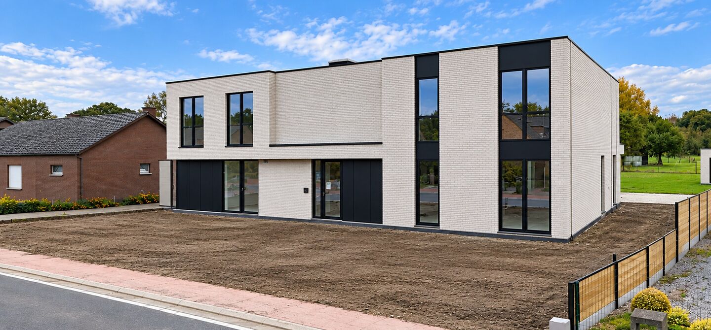 Stijlvol wonen, omringd door rust en natuur, met alle comfort van hedendaags nieuwbouw.
Stel je voor: wakker worden in een groene omgeving, genieten van je ochtendkoffie op je eigen terras en na een drukke dag helemaal tot rust komen in je eigen tuin. Da