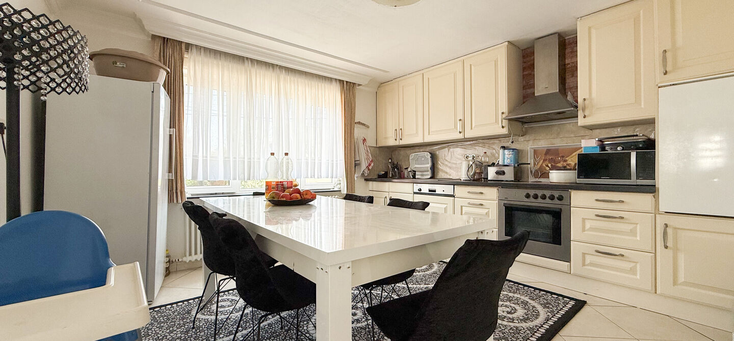 Bij ImmoFusion 7/7 “open huis”: klik op onze 3D-TOUR.
Ervaar vastgoed alsof je er zelf doorloopt!

Welkom in dit verrassend ruime en lichtrijke appartement, ideaal gelegen in Zonhoven! Met een bewoonbare oppervlakte van maar liefst 114m², 3 slaapkame