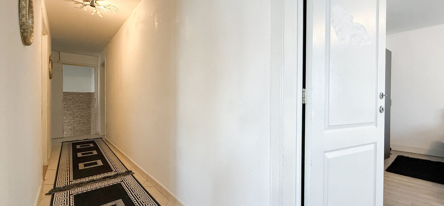 Bij ImmoFusion 7/7 “open huis”: klik op onze 3D-TOUR.
Ervaar vastgoed alsof je er zelf doorloopt!

Welkom in dit verrassend ruime en lichtrijke appartement, ideaal gelegen in Zonhoven! Met een bewoonbare oppervlakte van maar liefst 114m², 3 slaapkame