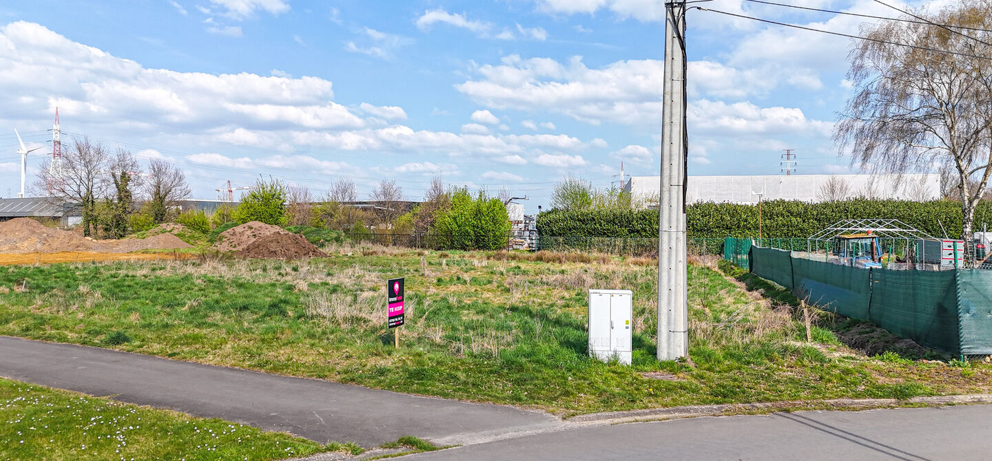 Deze bouwgrond heeft een oppervlakte van 6a 90ca en is gelegen op de Meelbergstraat.
Het perceel is uitstekend gelegen. Te voet ben je maar enkele minuten verwijderd van de Paalse plas! Scholen, sportverenigingen en het openbaar vervoer liggen ook heel v