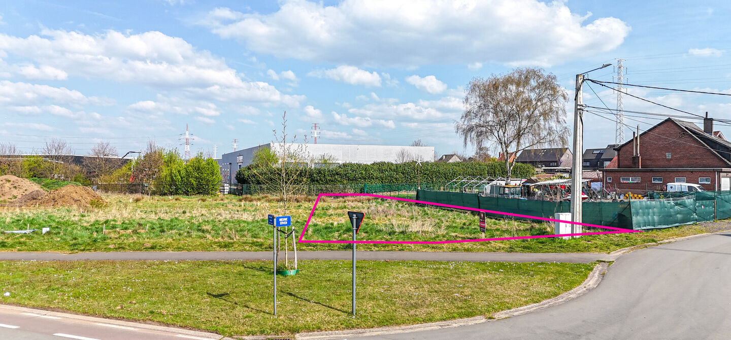 Deze bouwgrond heeft een oppervlakte van 6a 90ca en is gelegen op de Meelbergstraat.
Het perceel is uitstekend gelegen. Te voet ben je maar enkele minuten verwijderd van de Paalse plas! Scholen, sportverenigingen en het openbaar vervoer liggen ook heel v