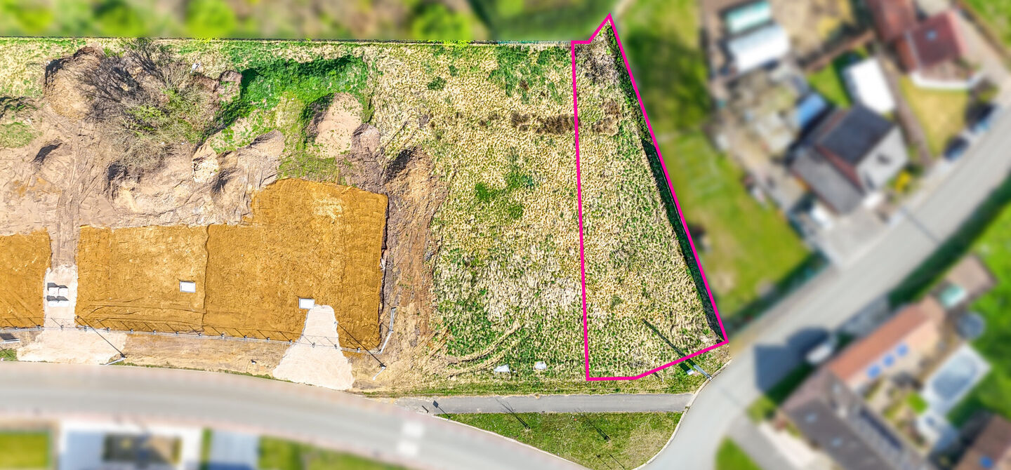 Deze bouwgrond heeft een oppervlakte van 6a 90ca en is gelegen op de Meelbergstraat.
Het perceel is uitstekend gelegen. Te voet ben je maar enkele minuten verwijderd van de Paalse plas! Scholen, sportverenigingen en het openbaar vervoer liggen ook heel v