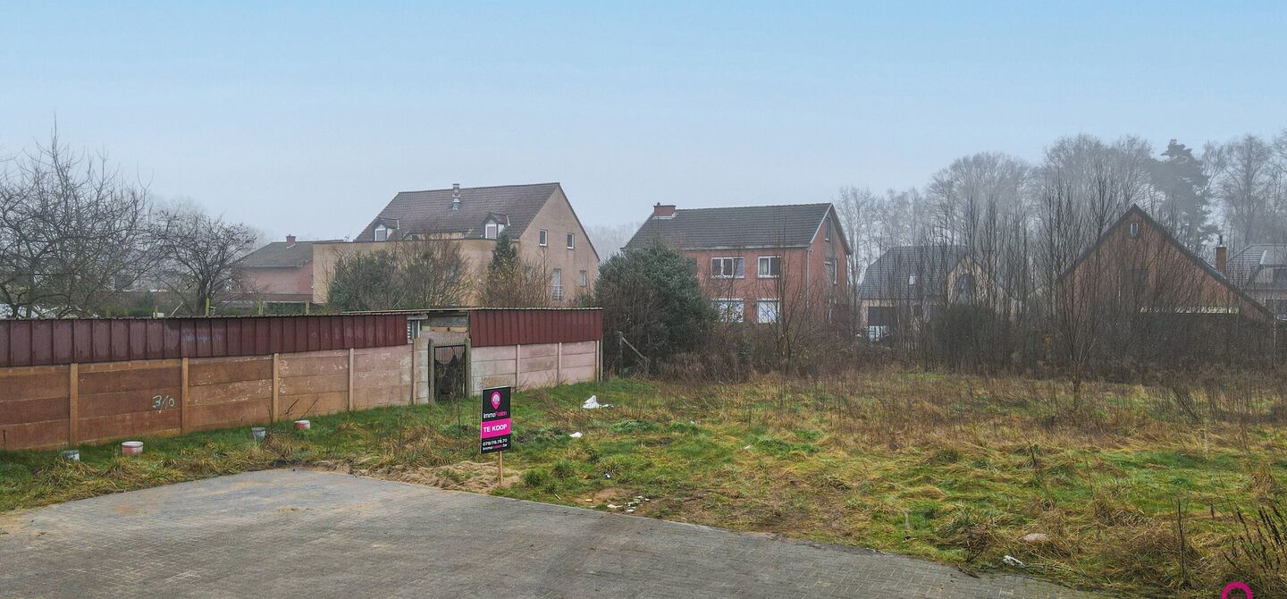 Deze bouwgrond heeft een oppervlakte van 4a 90ca en is gelegen op de Panisdries nummer 93. 

Het perceel is uitstekend gelegen. Te voet ben je maar enkele minuten verwijderd van Koersels Kapelleke, Scholen, sportverenigingen en het openbaar vervoer liggen