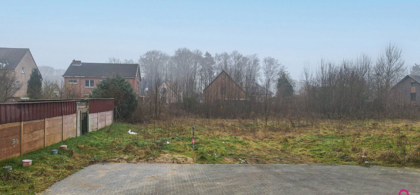 Deze bouwgrond heeft een oppervlakte van 4a 90ca en is gelegen op de Panisdries nummer 93. 

Het perceel is uitstekend gelegen. Te voet ben je maar enkele minuten verwijderd van Koersels Kapelleke, Scholen, sportverenigingen en het openbaar vervoer liggen