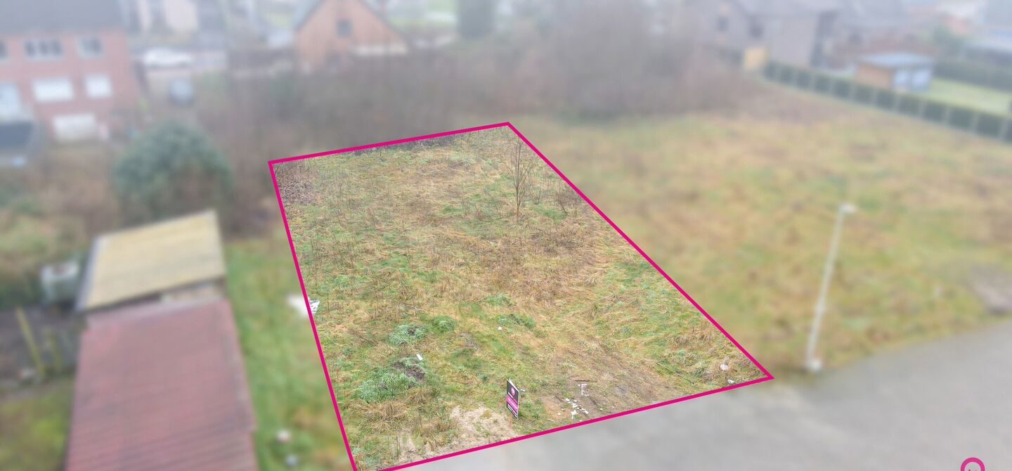 Deze bouwgrond heeft een oppervlakte van 4a 90ca en is gelegen op de Panisdries nummer 93. 

Het perceel is uitstekend gelegen. Te voet ben je maar enkele minuten verwijderd van Koersels Kapelleke, Scholen, sportverenigingen en het openbaar vervoer liggen