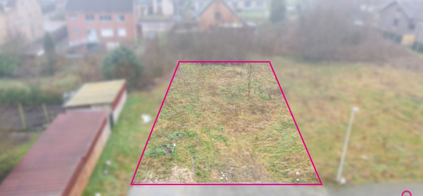 Deze bouwgrond heeft een oppervlakte van 4a 90ca en is gelegen op de Panisdries nummer 93. 

Het perceel is uitstekend gelegen. Te voet ben je maar enkele minuten verwijderd van Koersels Kapelleke, Scholen, sportverenigingen en het openbaar vervoer liggen
