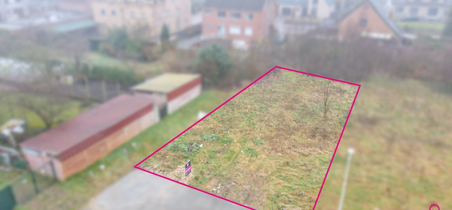 Deze bouwgrond heeft een oppervlakte van 4a 90ca en is gelegen op de Panisdries nummer 93. 

Het perceel is uitstekend gelegen. Te voet ben je maar enkele minuten verwijderd van Koersels Kapelleke, Scholen, sportverenigingen en het openbaar vervoer liggen
