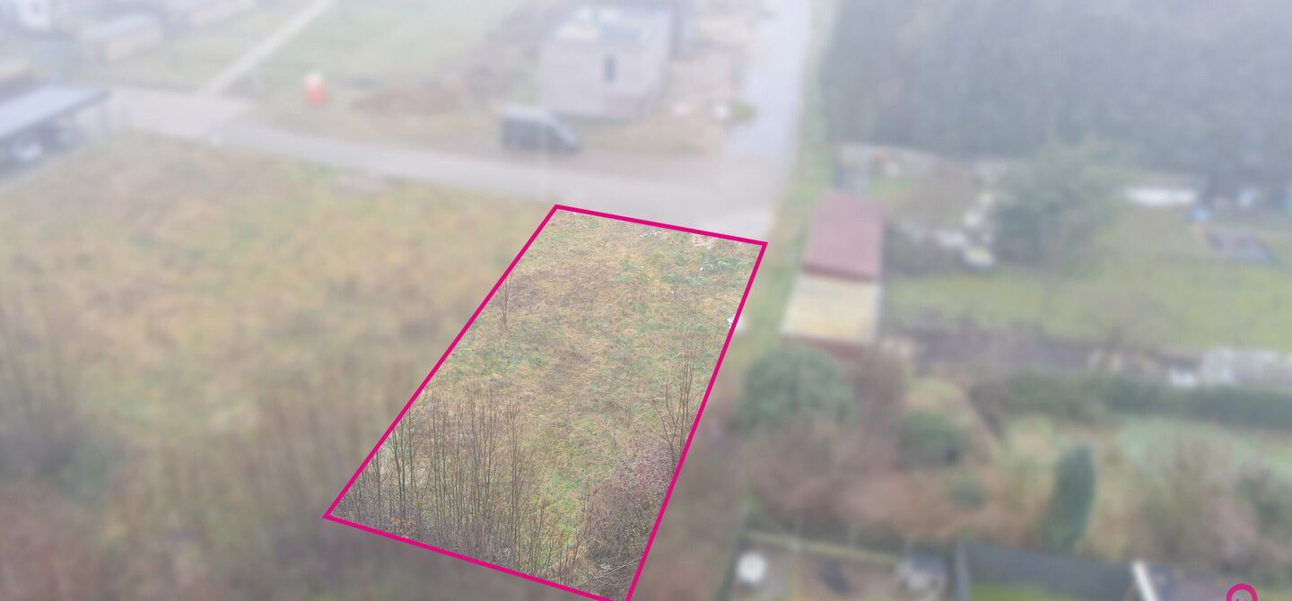 Deze bouwgrond heeft een oppervlakte van 4a 90ca en is gelegen op de Panisdries nummer 93. 

Het perceel is uitstekend gelegen. Te voet ben je maar enkele minuten verwijderd van Koersels Kapelleke, Scholen, sportverenigingen en het openbaar vervoer liggen