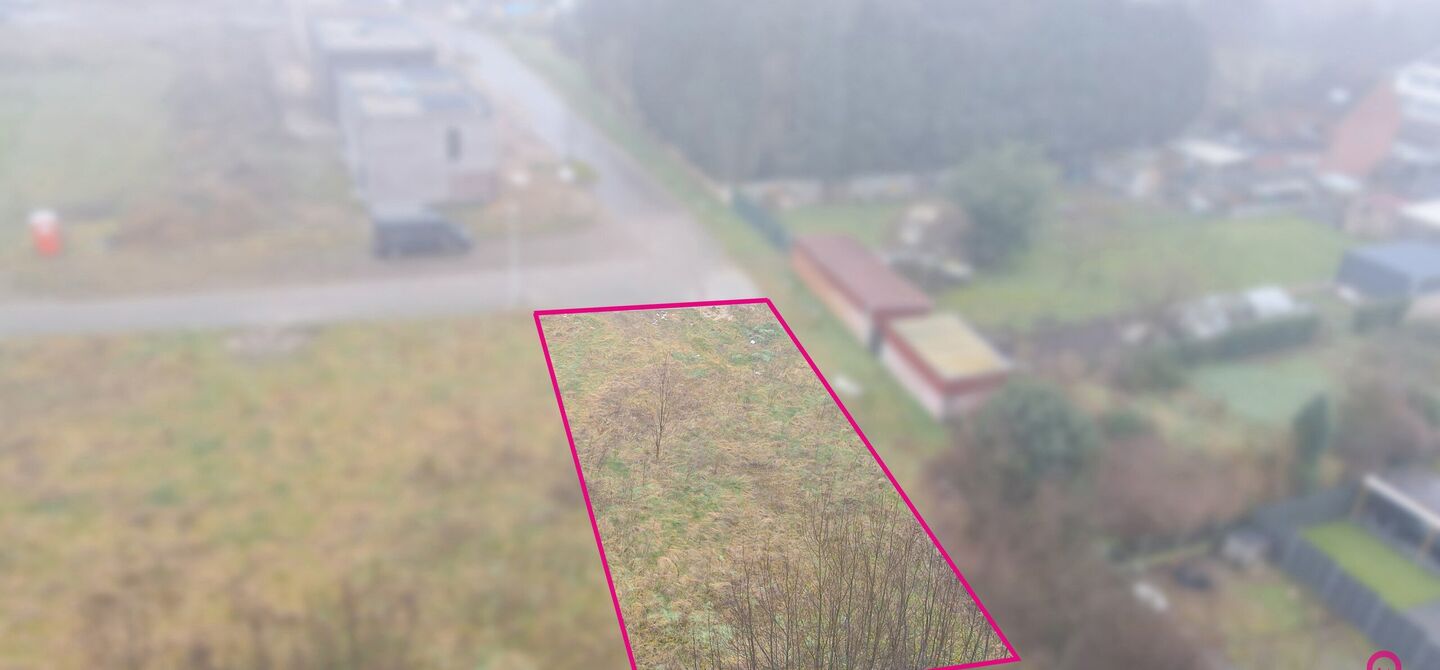 Deze bouwgrond heeft een oppervlakte van 4a 90ca en is gelegen op de Panisdries nummer 93. 

Het perceel is uitstekend gelegen. Te voet ben je maar enkele minuten verwijderd van Koersels Kapelleke, Scholen, sportverenigingen en het openbaar vervoer liggen