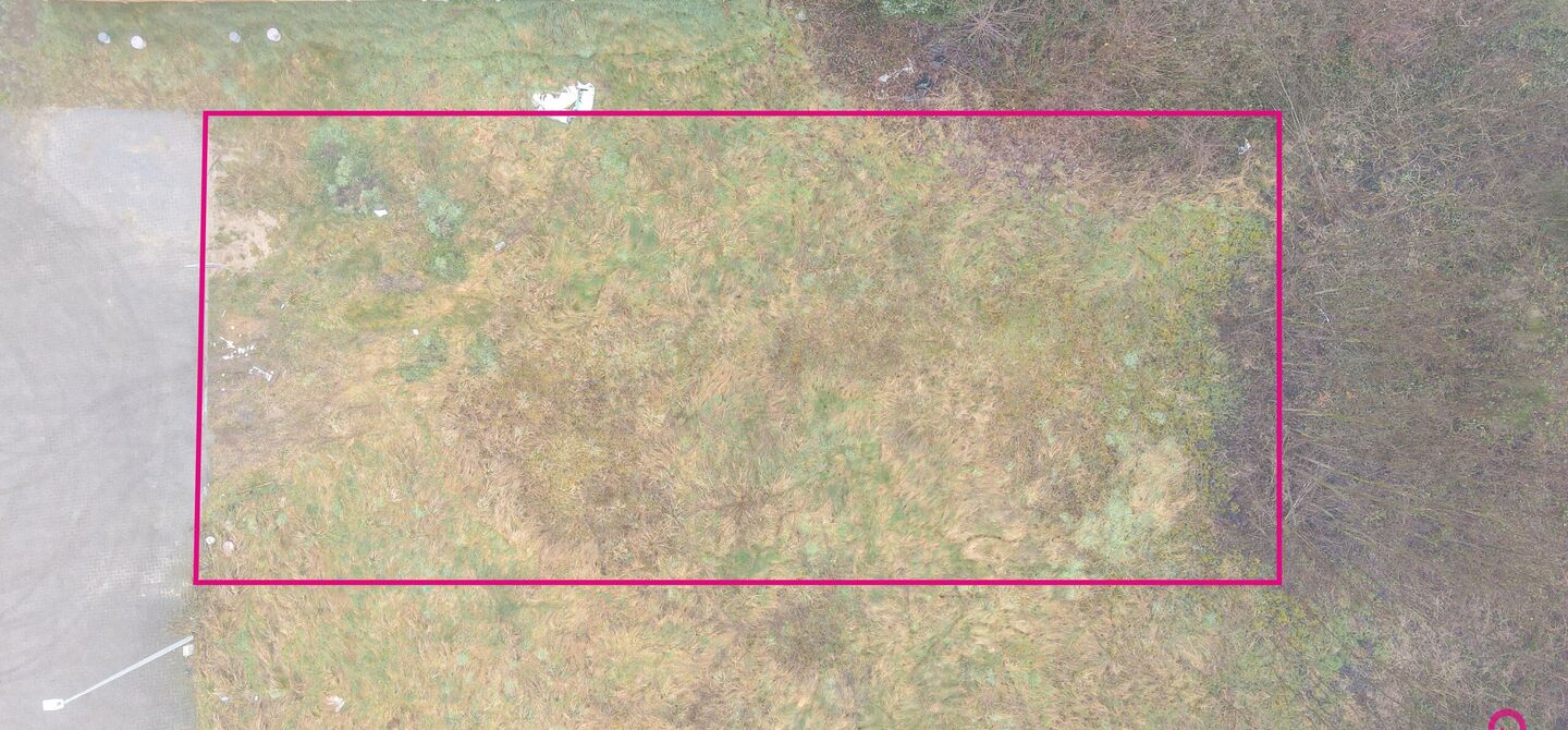 Deze bouwgrond heeft een oppervlakte van 4a 90ca en is gelegen op de Panisdries nummer 93. 

Het perceel is uitstekend gelegen. Te voet ben je maar enkele minuten verwijderd van Koersels Kapelleke, Scholen, sportverenigingen en het openbaar vervoer liggen