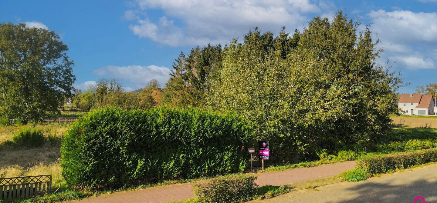 Ter hoogte van de Zandstraat in Koersel ligt deze bouwgrond met vergunde plannen te wachten op een nieuwe eigenaar. Het betreft een stuk grond van 7a85ca voor een half open gezinswoning.

Deze bouwgrond is zeer centraal gelegen. Op een boogscheut van je n